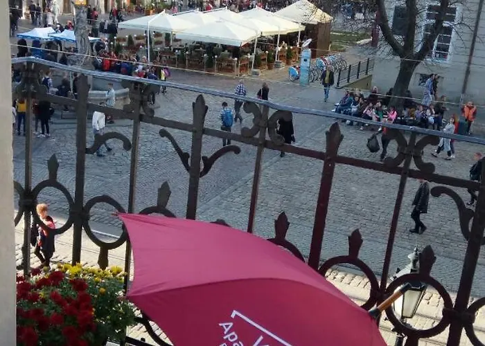 V.i.p.apartmens Rynok Sqr.19 דירה